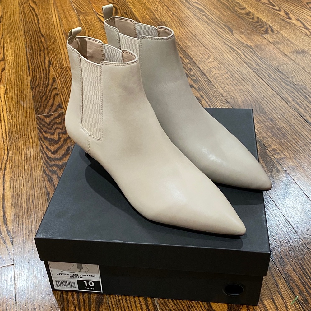 BANANA REPUBLIC CHELSEA BOOTS